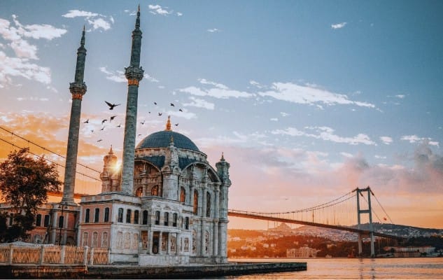 AnyWayTale - Istanbul Travel Guide to historic landmarks, lively bazaars, Turkish cuisine, and Bosphorus views.
